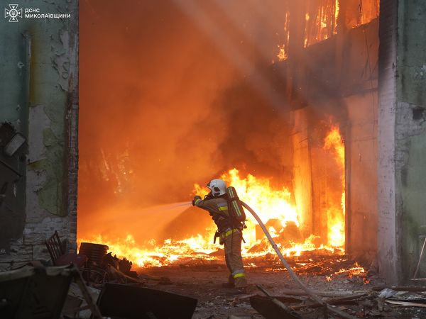 В Николаеве потушили большой пожар в цехах (фото)