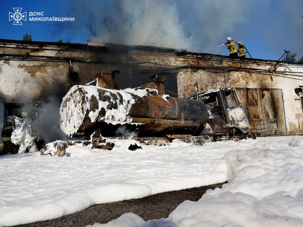 Николаевские пожарные потушили бензовоз с топливом: огонь охватил 400 кв м (фото)