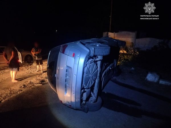 В Николаеве перевернулся легковой автомобиль после наезда на бордюр