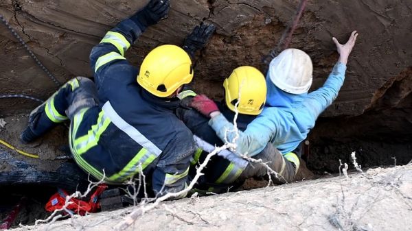 В Николаеве мужчина упал в трехметровую траншею коммунальщиков