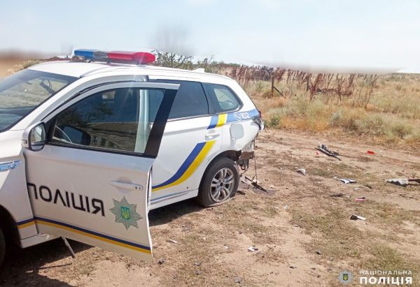 В Николаевской области российский FPV-дрон атаковал полицейский автомобиль. Есть раненые