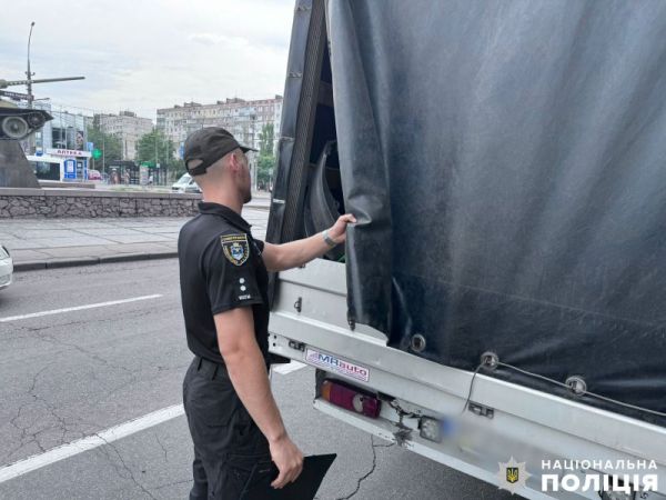 В полиции объяснили куда вез мертвых животных грузовик, попавший в аварию в центре Николаева