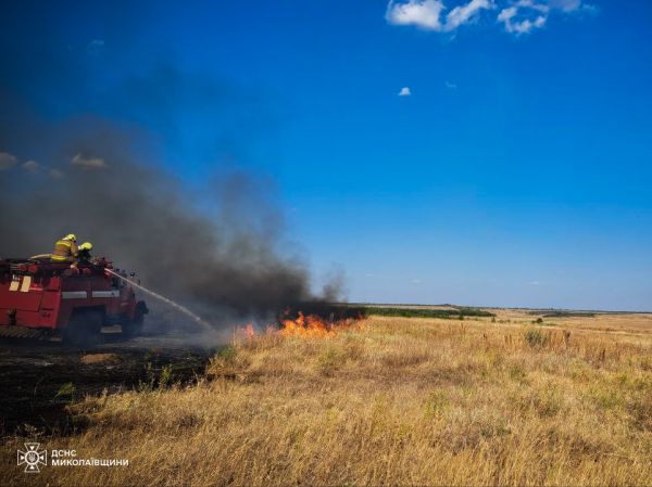 В Николаевской области 18-летний водитель на древней «копейке» врезался в опору электропередач