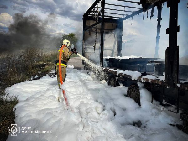 На Николаевщине на трассе М-14 горел грузовик: пострадал водитель