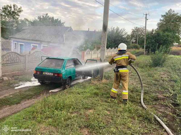 На Николаевщине пожарные тушили неожиданно загоревшийся легковой автомобиль