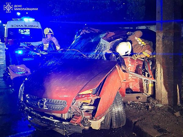 В Николаеве ночью Opel Vectra врезался в столб, водителя спасали из искореженного авто