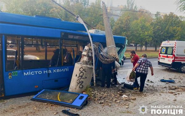 В Николаеве троллейбус снес столб: пострадали пассажиры, включая детей (фото)