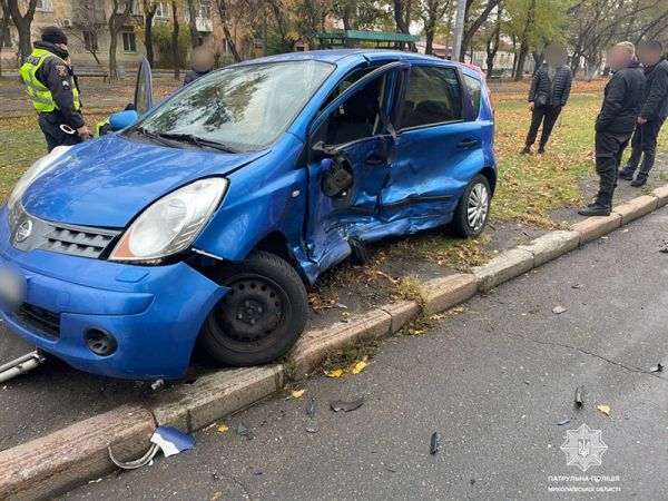 В Николаеве на перекрестке столкнулись Nissan и Mercedes: один из водителей в больнице