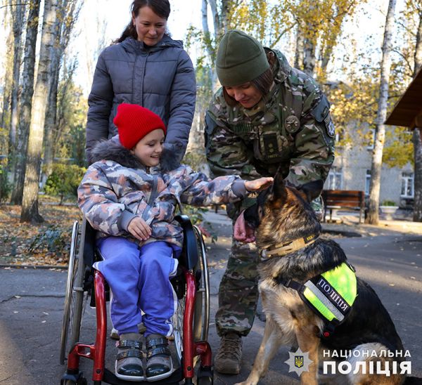 В Николаеве полицейские собаки провели терапевтический сеанс деткам-пациентам