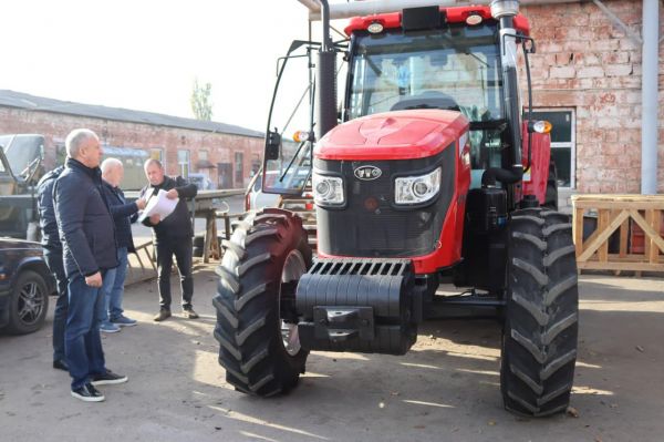 В Первомайск на помощь местным коммунальщикам приехал трактор