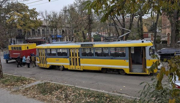 В центре Николаева сошел с рельсов трамвай маршрута №1