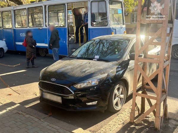 Николаевская водительница так припарковалась в центре города, что на три часа перекрыла движение трамваев