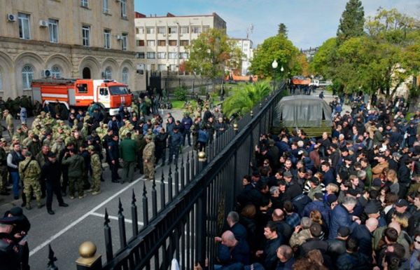 В Сухуми протестующие сломали забор здания парламента и забросали полицию яйцами