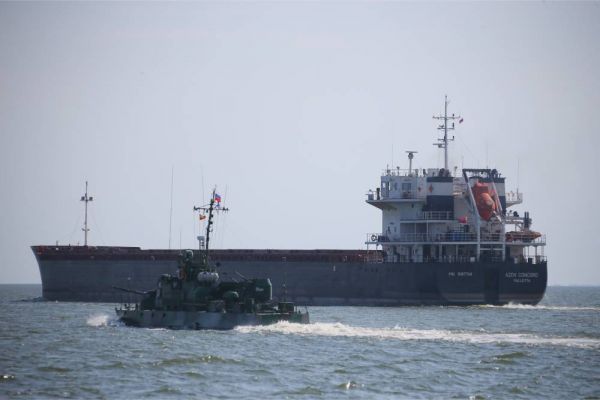 В Черное и Азовское моря вышли только торговые суда