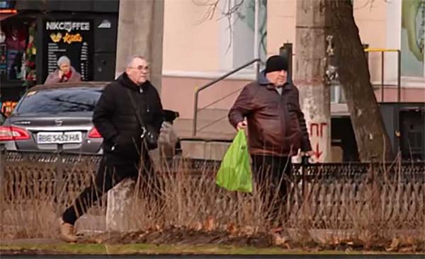 Николаевцы вытаптывают саженцы, переходя Центральный проспект в неположенных местах