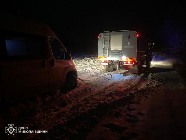 Утром в Николаевской области на заснеженной полевой дороге застряла скорая помощь