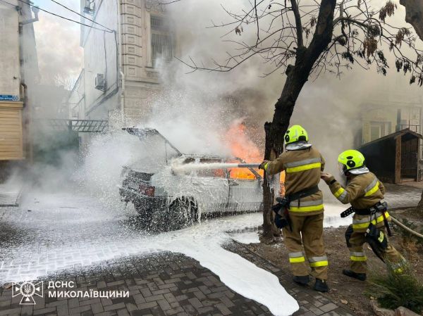 В Николаеве ВАЗ-2199 прогрелся, а затем и загорелся