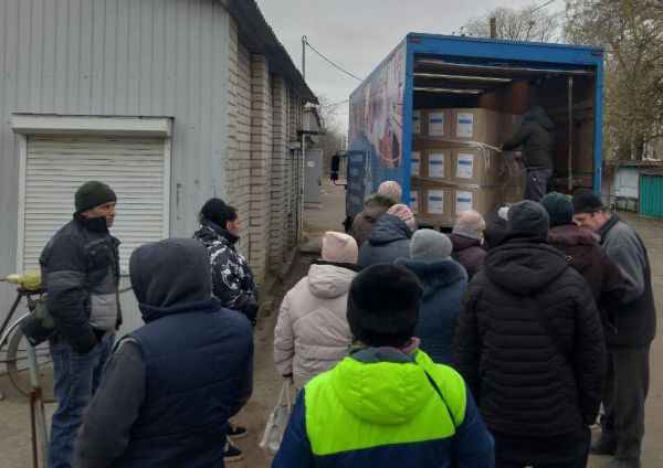 Волонтеры привезли в деоккупированную Первомайскую общину зимние наборы: одеяла, термосы и пауэрбанки