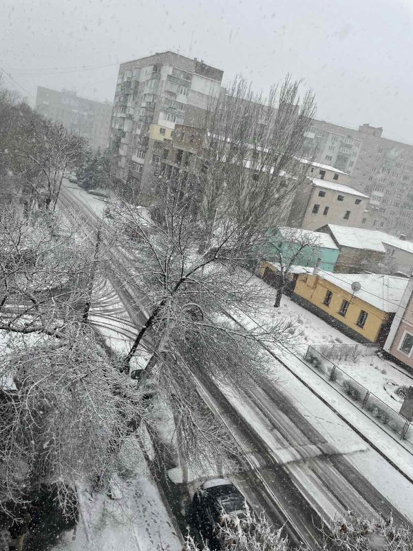 Город Николаев засыпает снегом