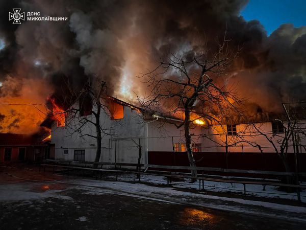 В Николаевской области ночью тушили пожар жилого дома. Фото