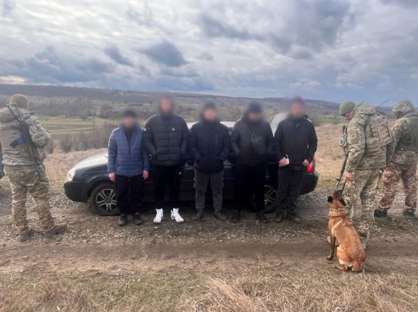 Застряли в грязи у границы: пограничники задержали николаевца, который пытался вывезти мужчин в Молдову