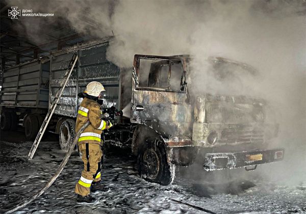 В Новой Одессе загорелся автопоезд с зерном