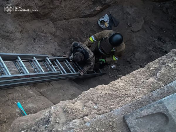 В Николаевской области мужчина умудрился упасть в семиметровую траншею