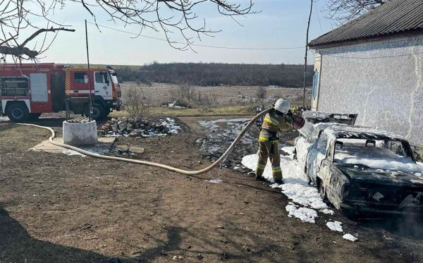 На Николаевщине пожарные спасли жилой дом от горящего автомобиля