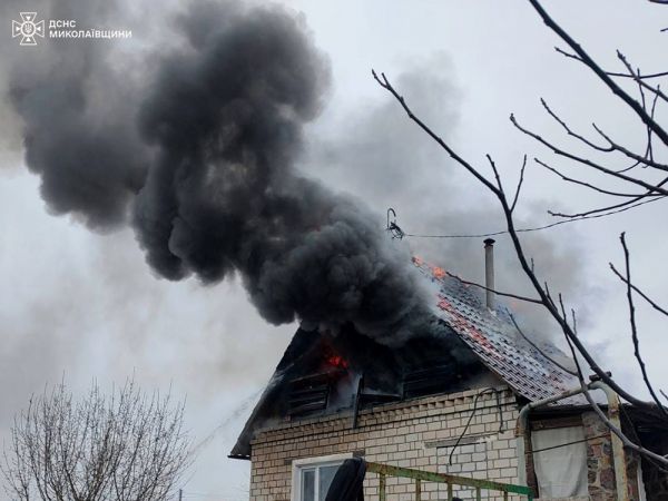 Пожар на дачах под Николаевом: спецтехника с трудом "протиснулась" по узким улочкам кооператива