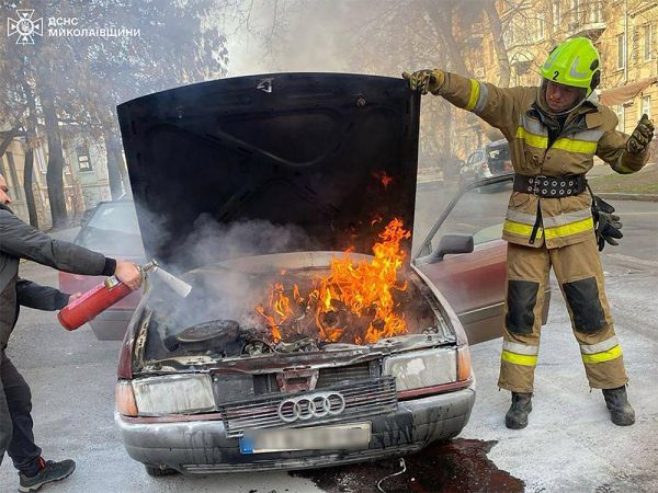 В центре Николаева во время движения загорелся Audi