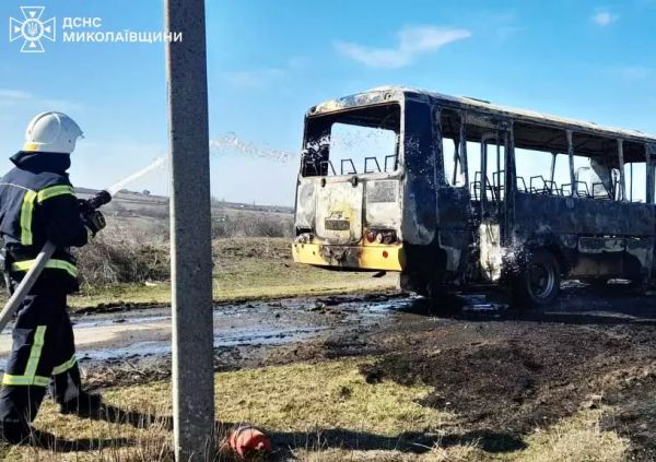 В Николаевской области во время движения загорелся автобус с пассажирами